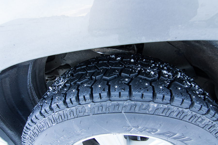 Coche alquiler Islandia ruedas con clavos Coche alquiler Islandia ruedas con clavos