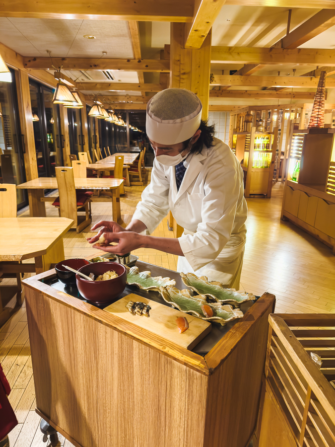 Cocinero premiado preparando sushi en el mejor Ryokan de Japón