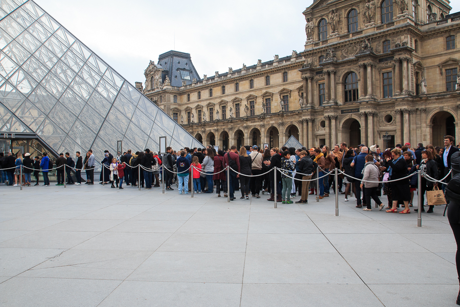 Cola para entrar al Louvre