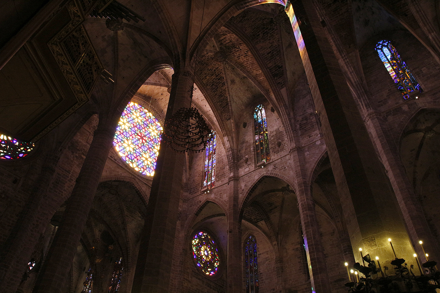Colorido roseton de la Catedral de Palma de Mallorca