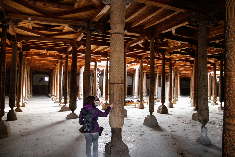 Columnas de madera en la Mezquita Juma Columnas de madera en la Mezquita Juma