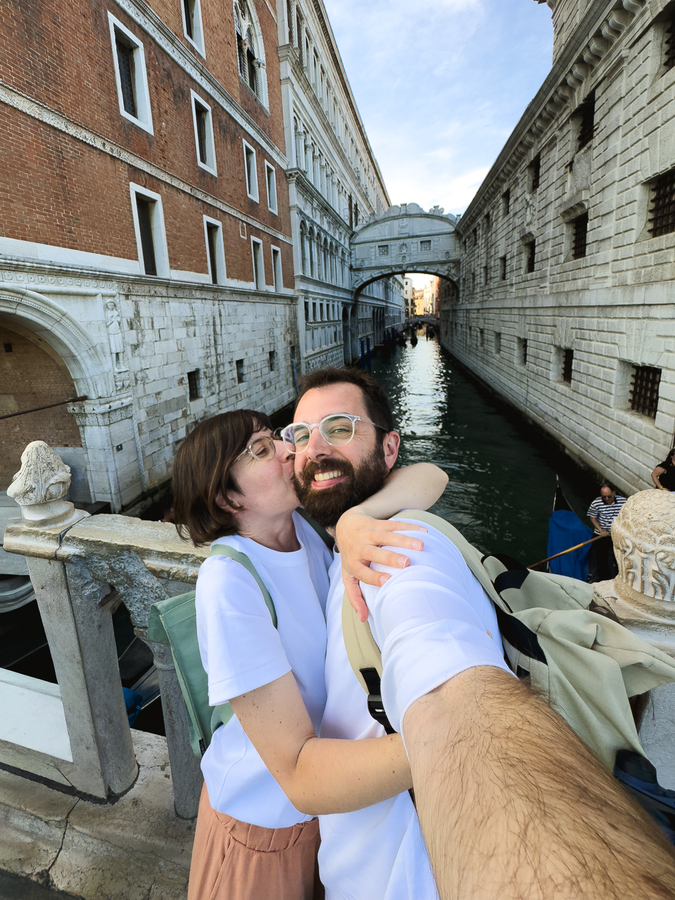 Comete el Mundo en el puente de los suspiros