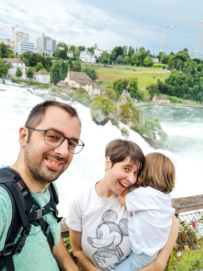 Comete el Mundo en las cataratas del Rin