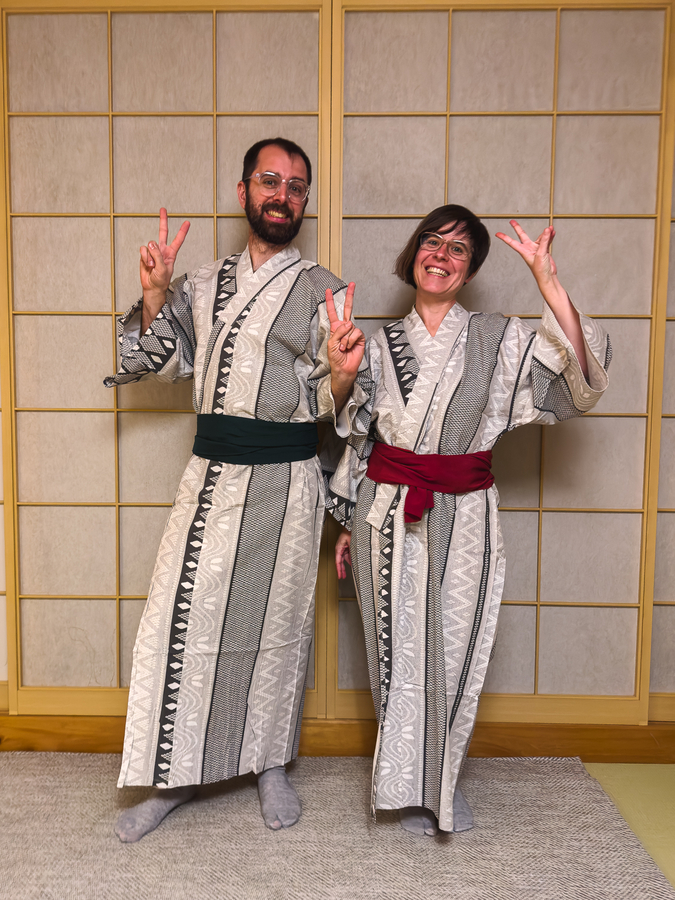 Equipo Cómete el Mundo vestido con Yukatas