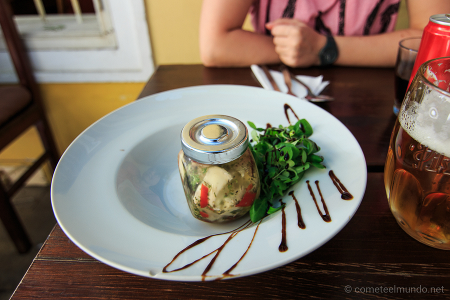Comida tipica en Praga - Queso en aceite Comida tipica en Praga - Queso en aceite
