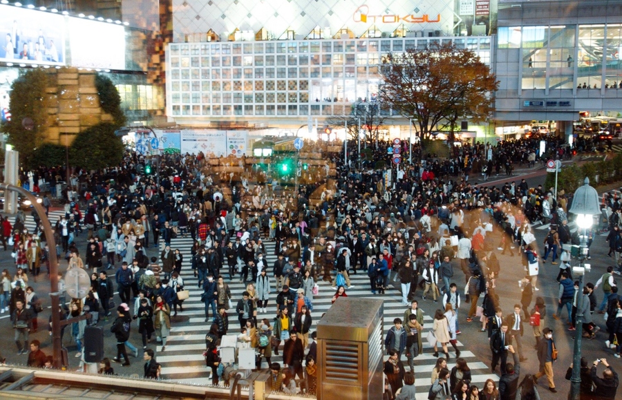 Cruzar el paso de cebra de Shibuya en Tokio