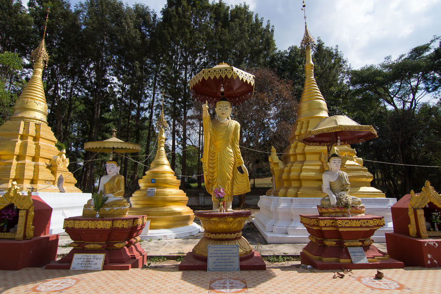 Curiosos budhas en Shwe Oo Min Paya Curiosos budhas en Shwe Oo Min Paya