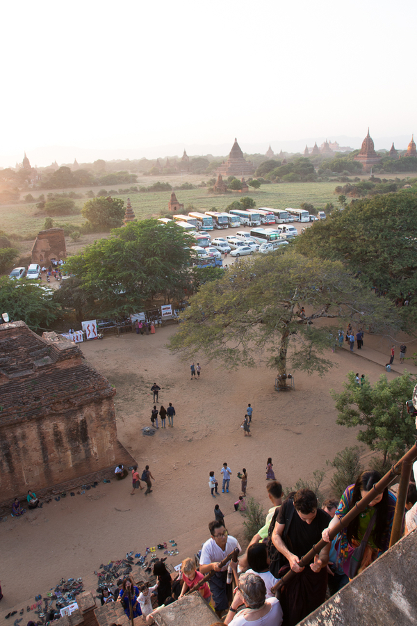 Decenas de buses en Bagan Decenas de buses en Bagan