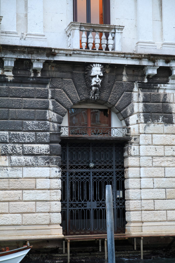 Detalle de un palacio de Venecia Ver navegando por el Gran Canal el Palacio de Venecia