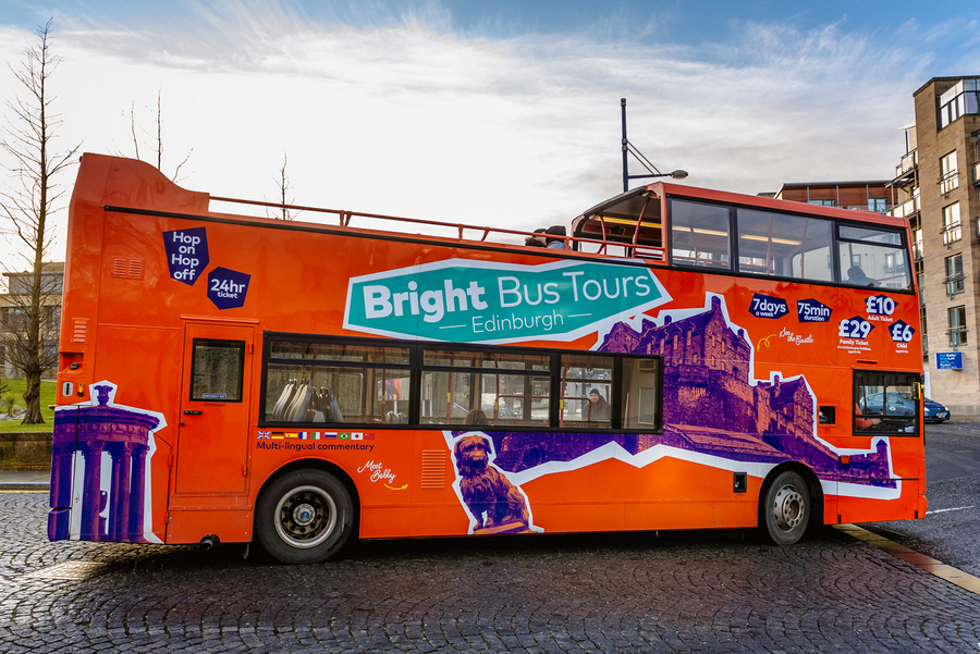 Edimburgo con niños subir al bus turistico