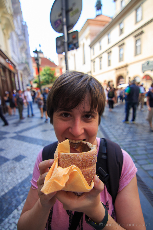El famoso Trdelnik con chocolate en Praga El famoso Trdelnik con chocolate en Praga