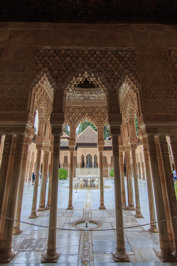 El patio de los leones de la Alhambra El patio de los leones de la Alhambra