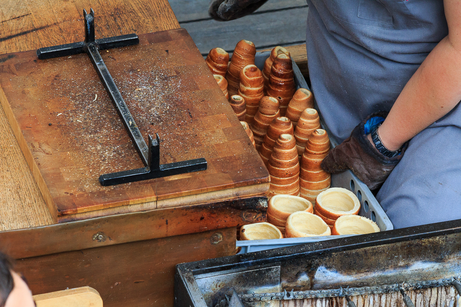 Elaboracion del Trdelnik en Praga Elaboracion del Trdelnik en Praga