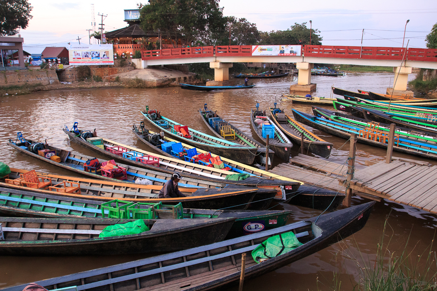 Embarcadero de Nyaung Shwe en el que te ofrecian botes a todas horas Embarcadero de Nyaung Shwe en el que te ofrecian botes a todas horas