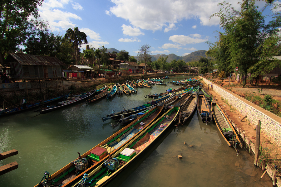 Embarcaderos del lago Inle llenos hasta la bandera Embarcaderos del lago Inle llenos hasta la bandera