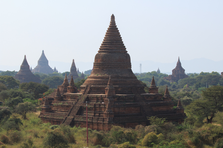 Enorme pagoda de ladrillo en Bagan Enorme pagoda de ladrillo en Bagan