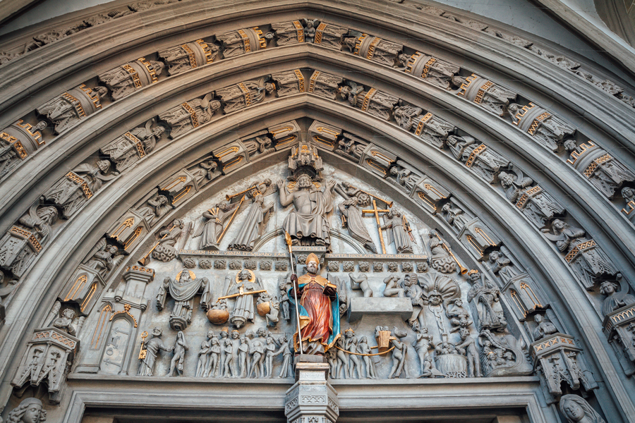 Entrada a la Catedral de San Nicolas en Friburgo