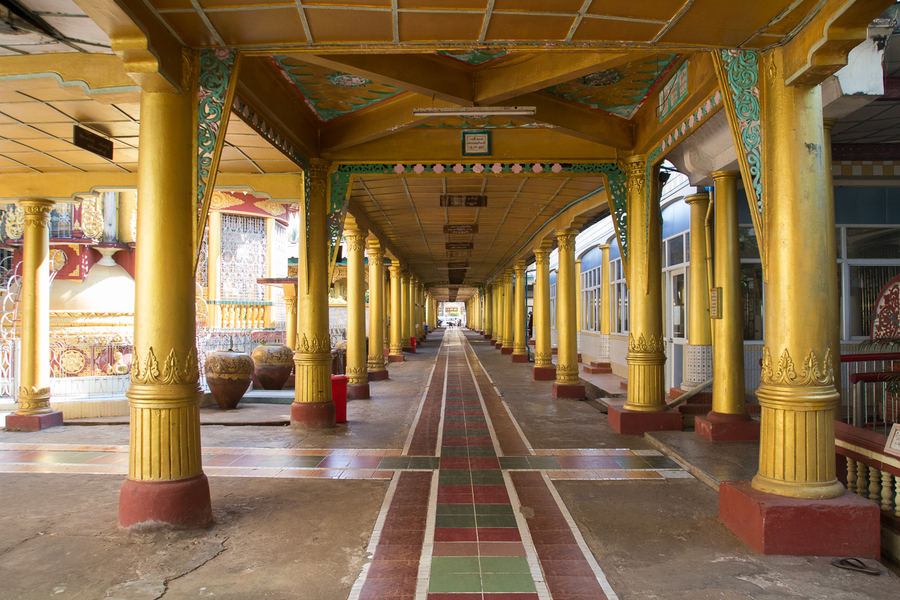 Entrada al monasterio Kyakhat Waing Kyaung