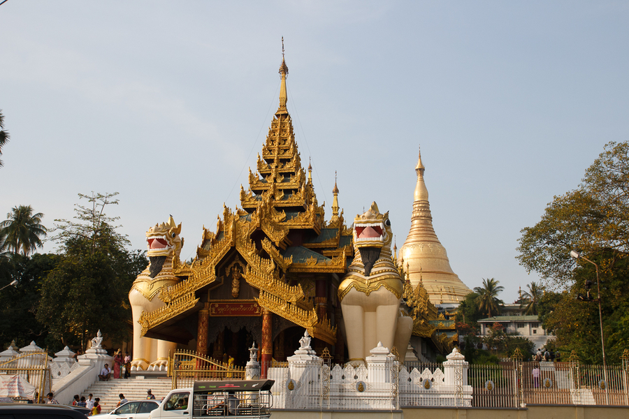 Escalinata hacia la Shwedagon Pagoda