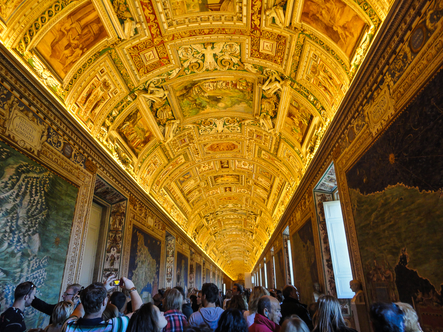 Interior de Museos Vaticanos en Roma en 4 días