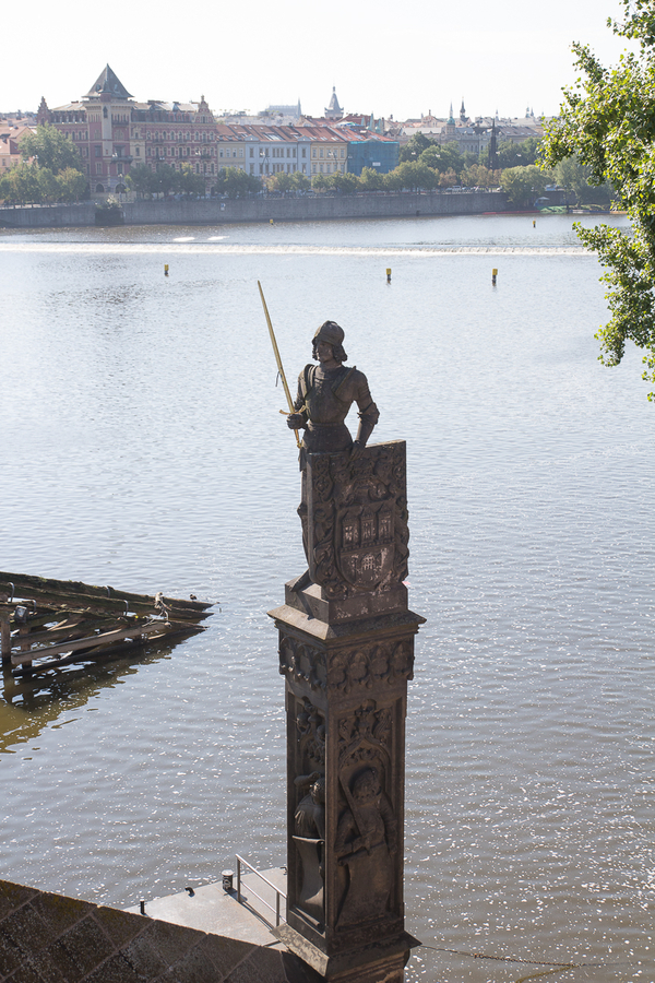 Estatua de San Bruncvik en el puente de Carlos de Praga Estatua de San Bruncvik en el puente de Carlos de Praga