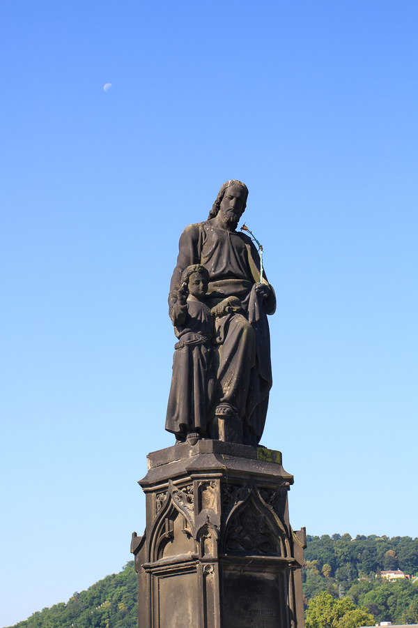 Estatua de San Jose en el puente de Carlos de Praga Estatua de San Jose en el puente de Carlos de Praga