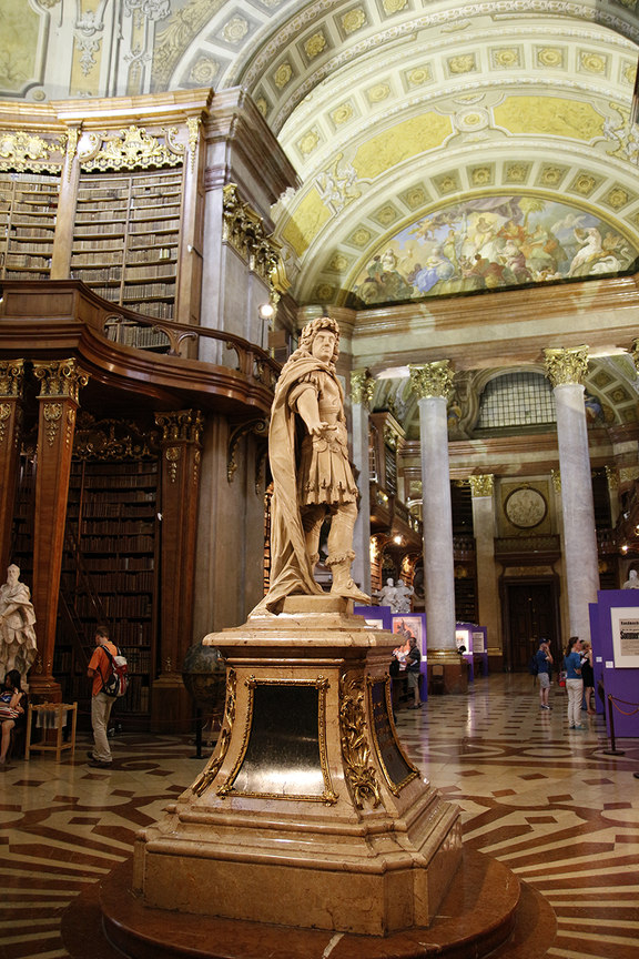 Estatua central en la biblioteca Nacional Austriaca Estatua central en la biblioteca Nacional Austriaca