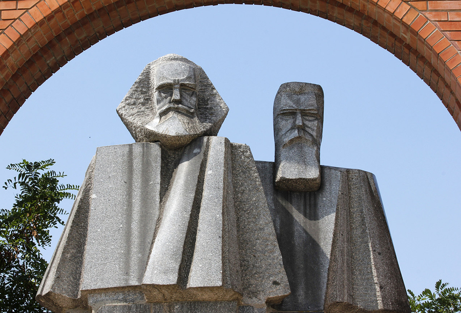 Estatua cubista de Karl Marx y Frederick Engels en el Memento Park Estatua cubista de Karl Marx y Frederick Engels en el Memento Park