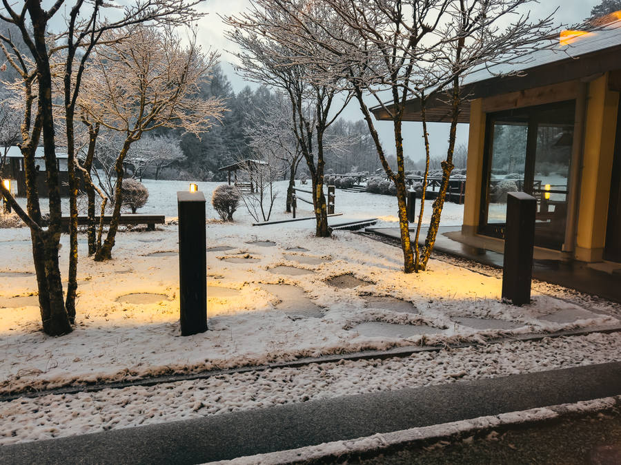 Exterior nevado en el mejor Ryokan de Japón