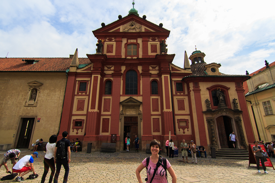 Fachada de la Basilica de San Jorge en el Castillo de Praga