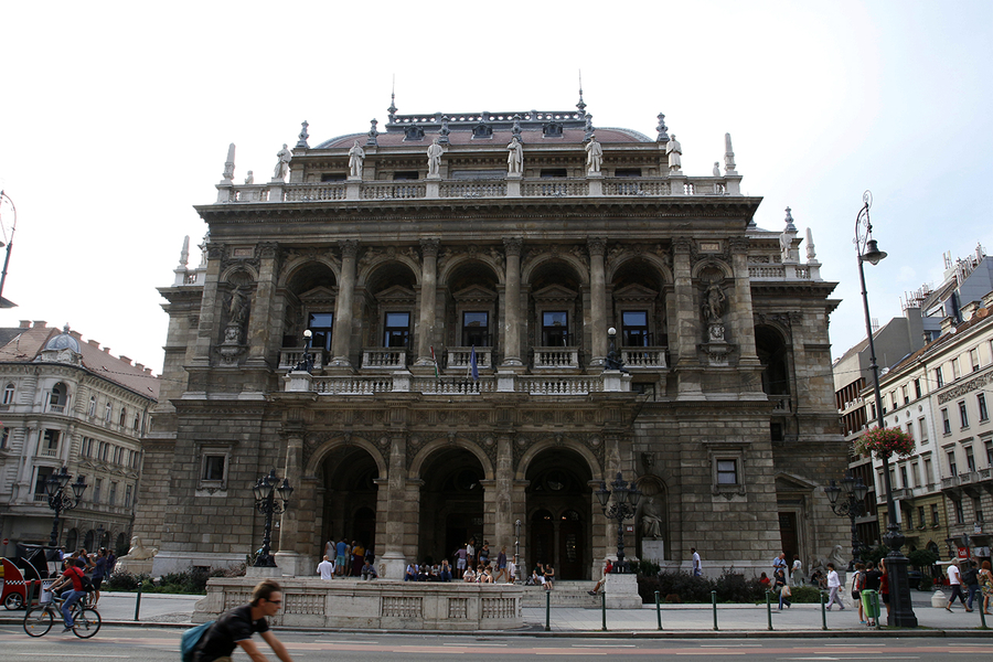 Fachada principal de la Opera de Budapest Fachada principal de la Opera de Budapest