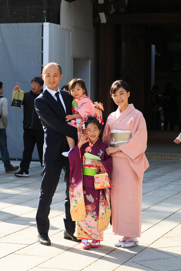 Familia japonesa vestida con kimonos y traje Familia japonesa vestida con kimonos y traje