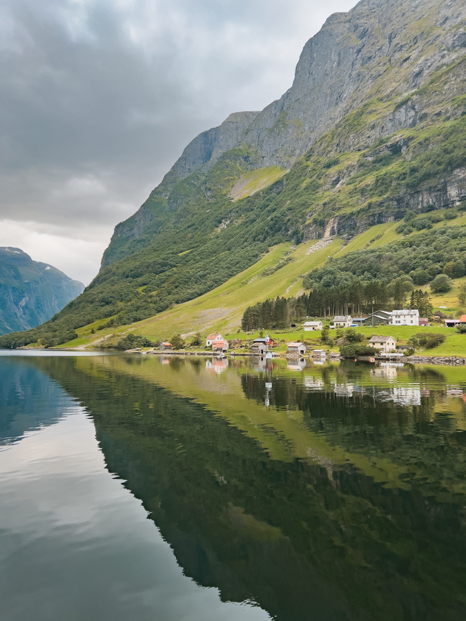 Fiordo de los suenos en Noruega Naeroyfjord