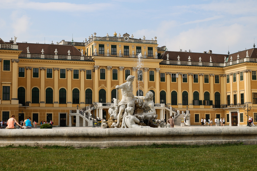 Fuente entrada Schonbrunn Fuente entrada Schonbrunn