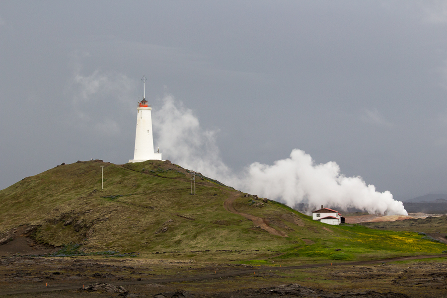 Faro junto a una inmensa fumarola en Islandia Faro junto a una inmensa fumarola en Islandia