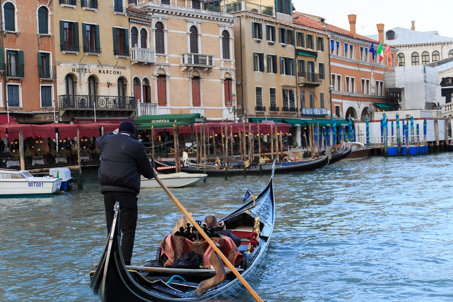 Gondolas en Venecia Ver Venecia en una góndola