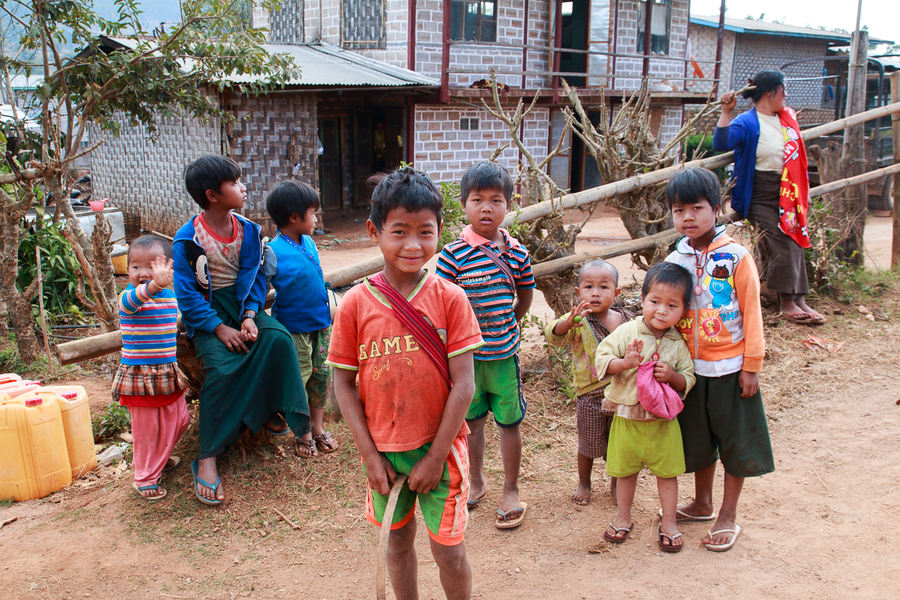 Grupo de peques en el trekking del lago Inle Grupo de peques en el trekking del lago Inle