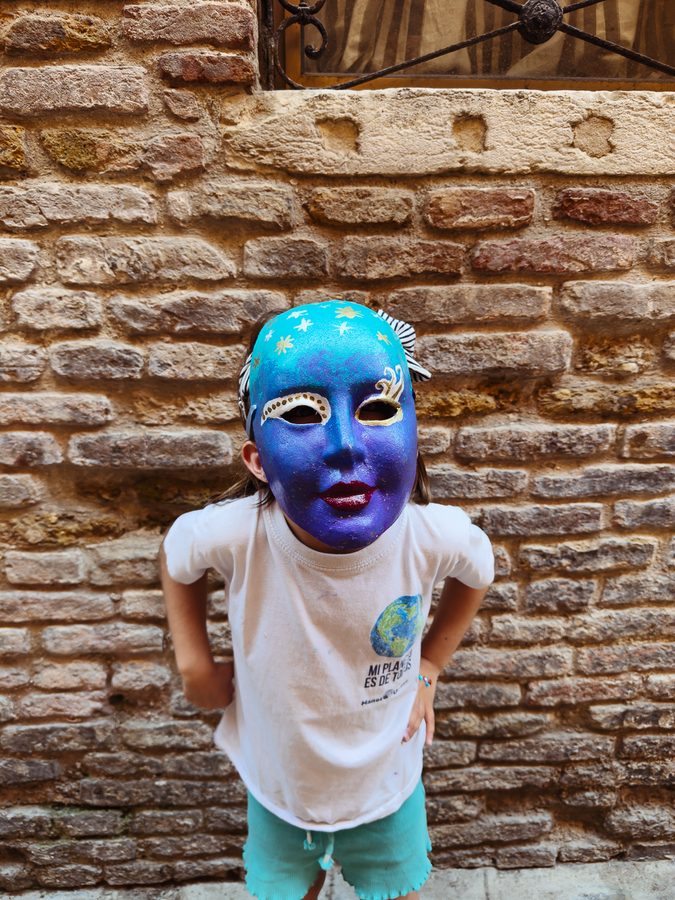 Hacer una mascara en Venecia con niños