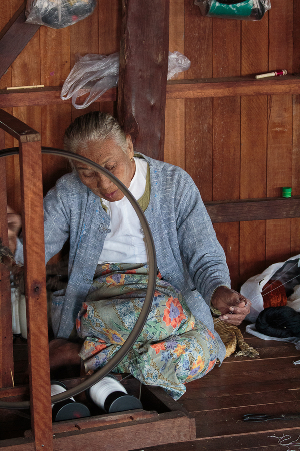 Haciendo hilo de la flor de loto en Myanmar Haciendo hilo de la flor de loto en Myanmar