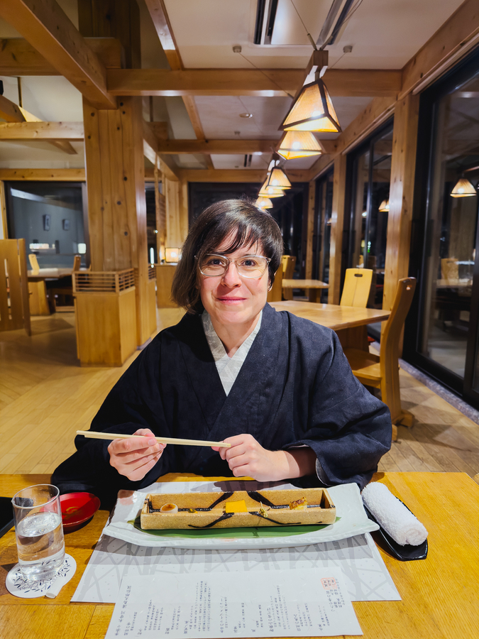 Henar disfrutando de la alta cocina del restaurante del ryokan