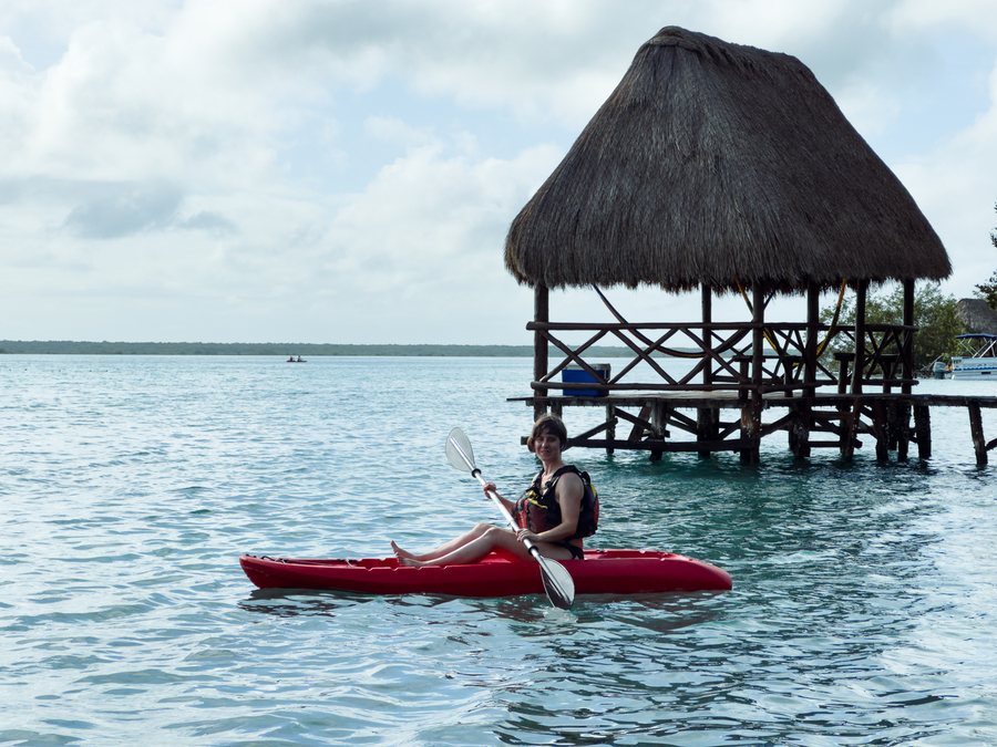 Henar haciendo kayak en Laguna Bacalar