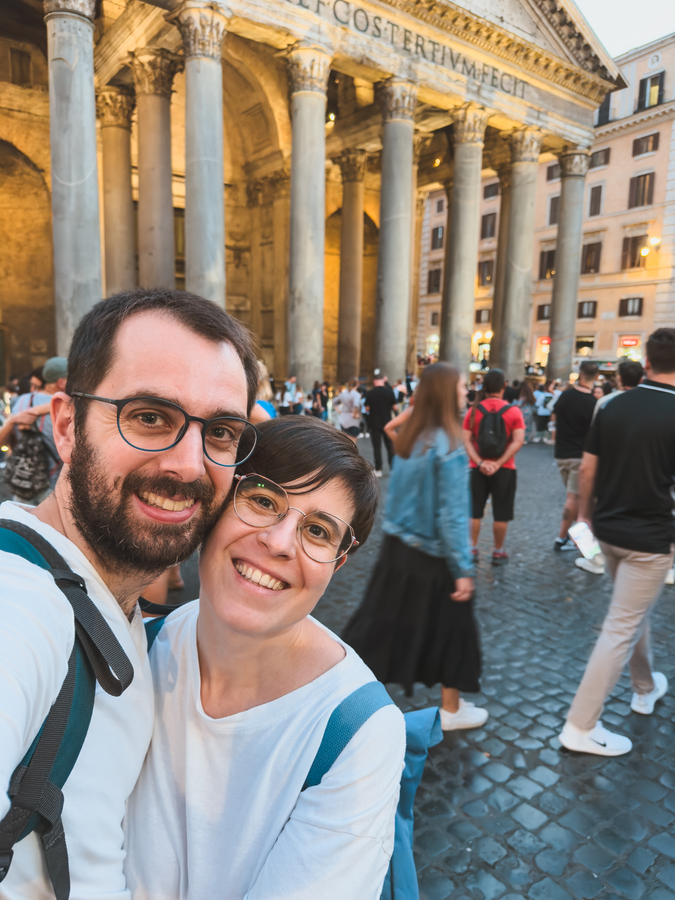 Henar y Aitor en el Panteón de Roma