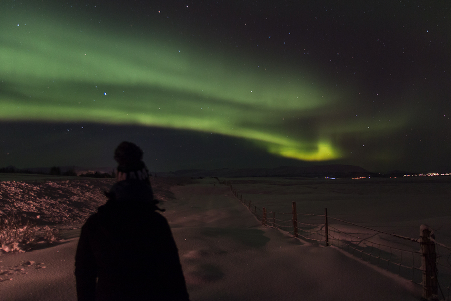 Henar boquiabierta viendo auroras