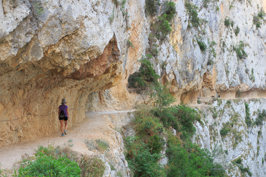 Henar caminando por el camino excavado en la roca Henar caminando por el camino excavado en la roca