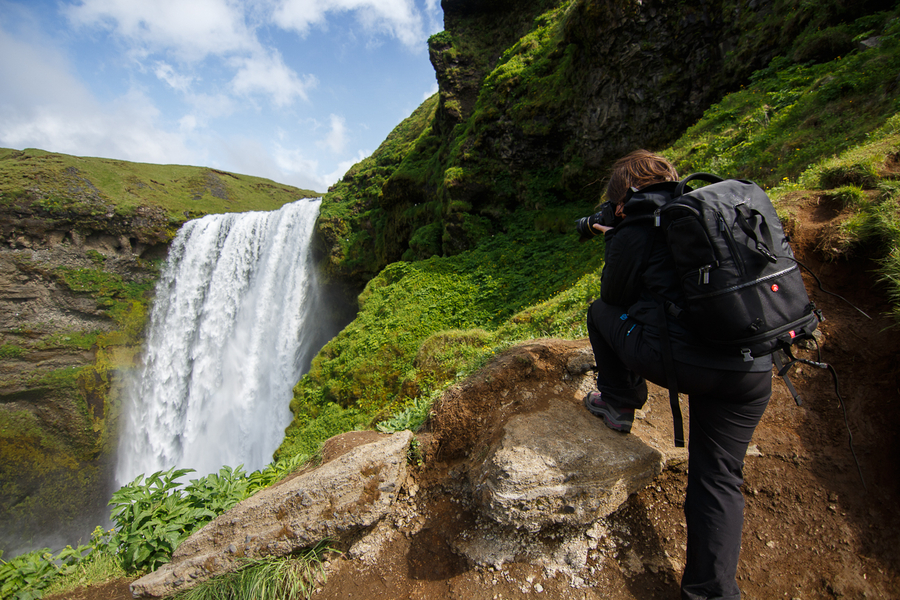 Henar fotografiando Skogafoss Henar fotografiando Skogafoss