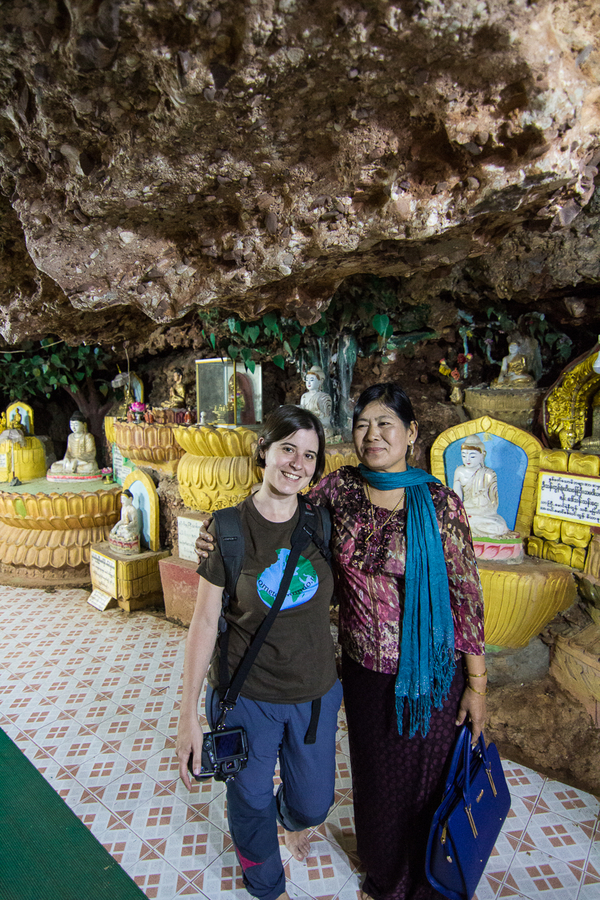 Henar haciendose fotos con los birmanos