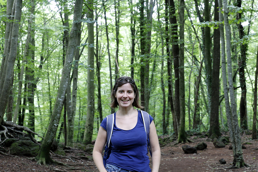 Henar sonriendo al entrar en la Fageda den Jorda Henar sonriendo al entrar en la Fageda den Jorda