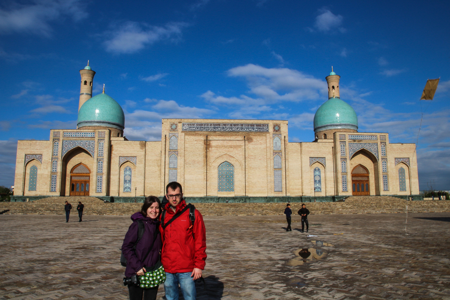 Henar y Aitor en el complejo Hazrat Imam de Tashkent Henar y Aitor en el complejo Hazrat Imam de Tashkent