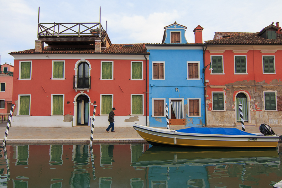 Hombre paseando por Burano Tips para hacer una excursión a Burano y Murano desde Venecia