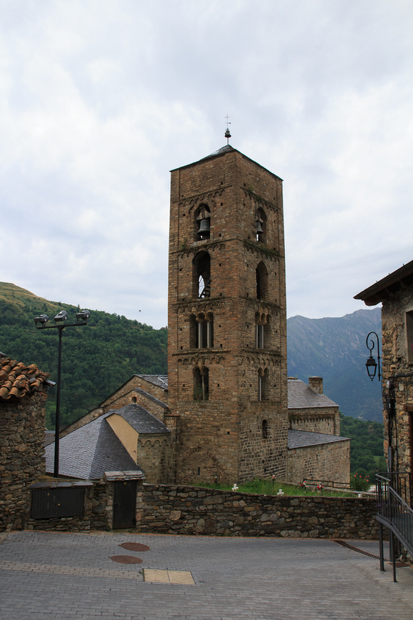 Iglesia romanica de la Natividad de Durro